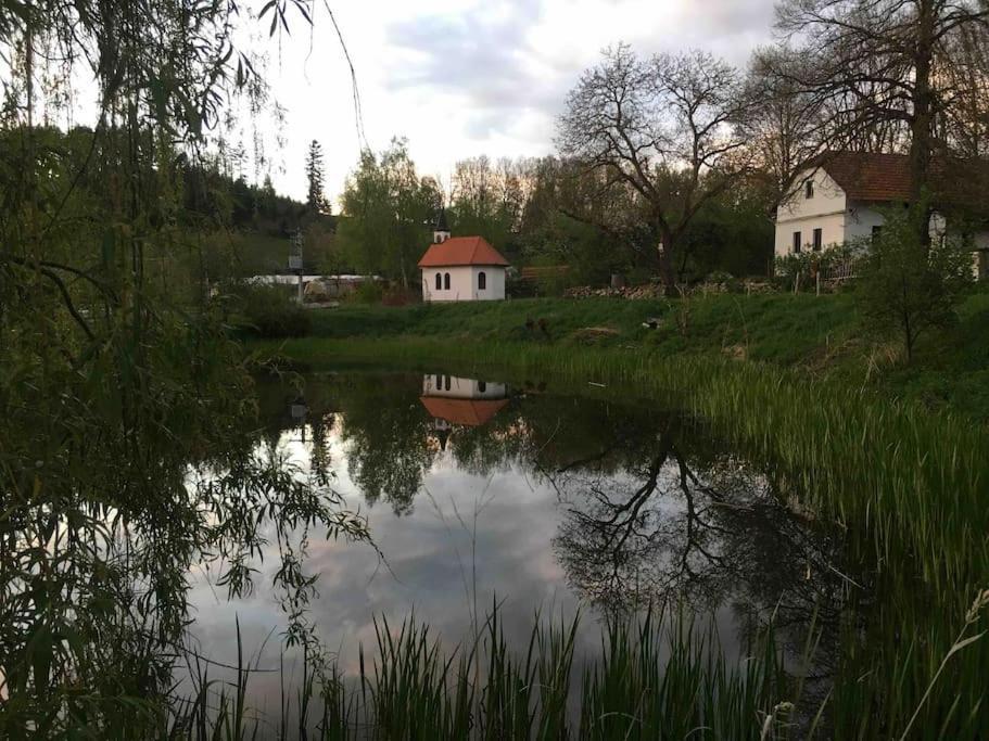 127 Let Stara Chalupa Se Spanim Na Peci A Finskou Saunou Jistebnice Esterno foto